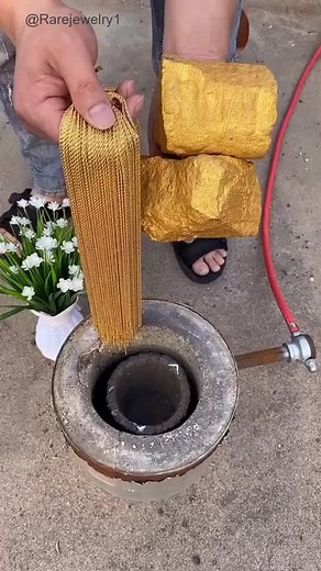 #Rarejewelry #goldjewelry #gold #raremetal #preciousmetals #preciousmetals #refininggold #goldrecycle #recyclegold #goldscrap #goldrecycling #recyclin