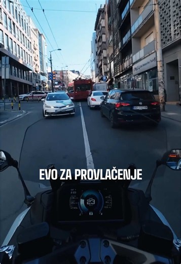 Za provlačenje lagan skroz🙂‍↔️ Tera me da vozim kao divljak🤯 Yamaha T-MAX 560 Tech Max😍 Skuter koji sam nazvao “Ducati među skuterima”! 🛵🔥 U ovoj detaljnoj test vožnji testiram jedan od najpoznatijih sportskih skutera na svetu i proveravam da li zaista nema konkurenciju kada je u pitanju zabava u gradu. U videu vam pokazujem sve detalje ovog modela: od dizajna i tehnologije pa do vožnje kroz grad gde T-MAX pokazuje zašto ga mnogi smatraju kraljem skutera. Na YouTube kanalu MotoDnevnik možet