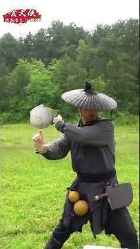 Kung Fu master easily defeats the man in black with noodles #kungfu