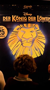 Rückblick zu unserem kleinen Geburtstags-Event 🎈 Am Dienstag haben wir mit ein paar Gästen den 24. Geburtstag von Disneys DER KÖNIG DER LÖWEN in Hamburg gefeiert. Es war einfach wunderschön! 💛 Wir freuen uns schon so euch im nächsten Jahr viele tolle Momente zu bescheren. Was wünscht ihr euch für unser löwenstarkes Geburtstagsjahr? 🦁 #DerKönigDerLöwen #Disney #Hamburg #Geburtstag | Der König der Löwen - Das Musical