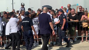 49K views · 3.9K reactions |  #MILIK   GOAL Italia  Juventus: Milik è arrivato al J Medical per sottoporsi alle visite  Milik has arrived at J Medical to undergo his medical tests ahead of his move to Juve | Romeo Agresti | Facebook