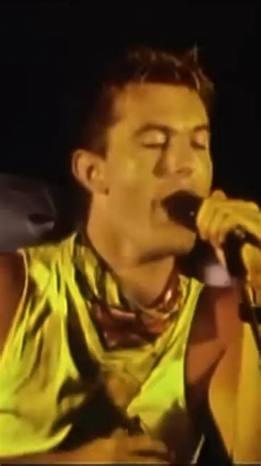 The Boys Light Up! 🎶🤩 Impossível não curtir o som da banda Australian Crawl, essa música marcou época. #102ponto3 #australiancrawl | 102.3 FM