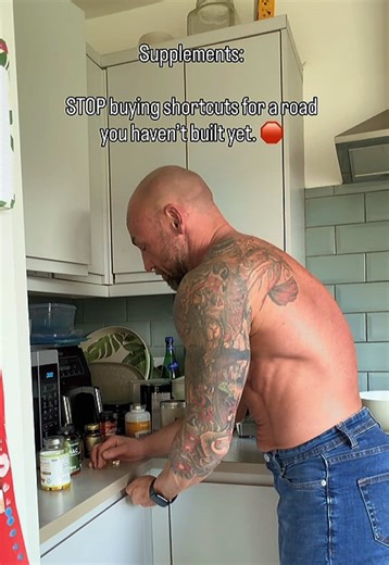 Let’s get real: No amount of pre-workout can outrun a bad diet, and no „magic pill” will fix a protein deficiency. Supplements are the 1%—the icing on the cake. But if you don’t have a cake, you’re just holding a handful of frosting. 🧁 Before you drop £50 on that new „shred” formula, ask yourself if you’ve nailed these three things first: • Consistency: Are you hitting your macros 80–90% of the time? • Whole Foods: Are you getting your micronutrients from actual plants and animals, or just powd