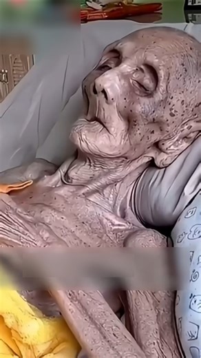 This is the oldest monk in the world 😱