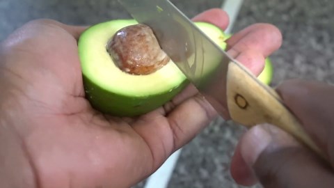 How to Cut Open an Avocado – Avoid Avocado Hand Injury