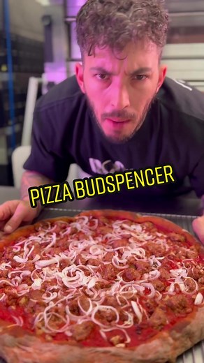 Ma facciamo una bella #pizza #americastyle alla #budspencer ? 🍕 Ti è venuta voglia? Tranquillo, ti lascio la ricetta 👇🏻 • Per la biga: 500g farina tipo 1 forte Bongiovanni, 5 g di lievito fresco, 300 g di acqua a temperatura ambiente, in frigorifero per 20/24 h. Rinfresco: mettere in impastatrice la biga con 5 g di lievito fresco di birra, 5 g di malto o miele , 100g di paprica piccante, incominciare a impastare aggiungendo 60 gr di acqua a temperatura ambiente, far amalgamare bene il tutto e