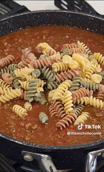 One-Pan Cheesy Taco Pasta Love tacos and pasta? This one-pan taco pasta is the best of both worlds—and it’s ready in 30 minutes! Ingredients: 1 lb ground beef 1 small onion, diced 2–3 cloves garlic, minced 1 packet taco seasoning (or homemade*) 2 cups beef broth 1 (14 oz) can diced tomatoes (with juices) 1 cup tomato sauce 2 cups uncooked pasta (elbow, rotini, or penne work well) 1 cup shredded cheddar cheese (or a blend) Optional toppings: sour cream, green onions, avocado, jalapeños In a large
