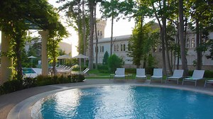 Astor Garden 5* - Рай край брега, където времето спира, а всяко преживяване е шедьовър. Добре дошли в изискано съвършенство в сърцето на морския курорт Св. Св. Константин и Елена - само на крачка от брега, където морето шепне, а луксът говори на вашия език. Отпуснете се в елегантния СПА център на хотела или опитайте завладяващи аромати и вкусове в ресторант Monty! | Astor Garden Hotel