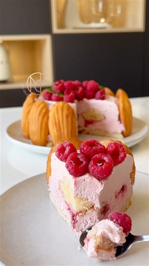 Charlotte Mousse de Framboises 🍓✨ Cette recette a cartonné sur mon Insta et mon blog ! Succès garanti avec cette charlotte ultra fraîche, fondante et crémeuse. Madeleines moelleuses, mousse légère à la framboise et zéro cuisson : un dessert parfait pour toutes les occasions. 🔎 Pour visualiser la recette, tapez »Charlotte Mousse Framboise Mes Délicieuses Créations » sur Google. #CharlotteFramboise #DessertGourmand #FaitMaison #RecetteFacile | Mes délicieuses créations