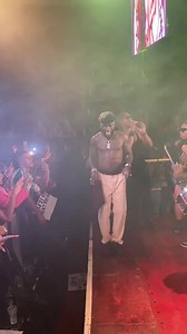 15K views · 687 reactions | ODOGWU BURNA DEY GIVE THEM GIZA ON A LIVE PERFORMANCE IN UK . Seyi Vibez Families :::@burnaboy_updatez @seyi_vibez_families @wizkidayo_trendz @balloranking_trendz @baddo_everliveth @fireboy_dml_daily | GossipLoaded TV | Facebook