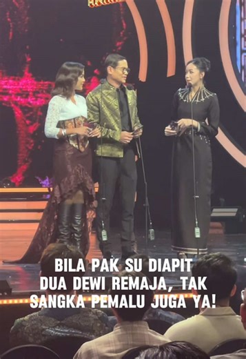 [Recap] Aktor tengah hot dengan watak ‘Pak Su’ menerusi drama Pak Su Ammara, Que Haidar tampil bersama Tracie Sinidol dan Nylea sebagai penyampai anugerah. Diapit dua Dewi Remaja, nervous juga ya Pak Su! Only on Astro🩷 Because the best live entertainment lives here! Astro Home Of LIVE Meraikan #GMWA25 #GempakMostWantedAwards2025 bertemakan re-culture. Jom Usha Malam Kemuncak Gempak Most Wanted Awards 2025 di Astro One, atau strim secara eksklusif di aplikasi sooka. #gempakmostwantedawards2025 #