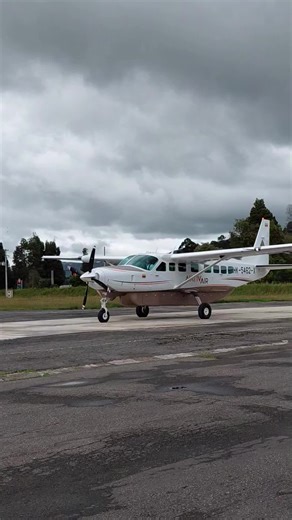 🛩️✨ ¡Volar nunca se sintió tan cómodo! Así se vive la experiencia desde el interior del nuevo Cessna 208BX Caravan de Nativ Air: diseño renovado, máximo confort y una vista que te roba el aliento. 🌅🪟 💺 Asientos ergonómicos que te abrazan. 🌬️ Ventilación perfecta para cada trayecto. 🧳 Espacio inteligente para tu equipaje. ⚡ Tecnología de punta y materiales livianos que cuidan cada detalle. 🌿 Y lo mejor… ¡un vuelo más silencioso, eficiente y sostenible! Porque sabemos que el viaje también e