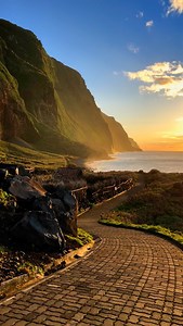 The cable car of Achadas da Cruz descends from a towering cliff to the charming village of Fajá da Quebrada Nova, offering a unique experience in Madeira. Keep in mind that the cable car operates from 8:00 to 18:00, with a lunch break from 12:00 to 13:00. However, please note that the cable car may not operate during strong west winds. Consider this when planning your trip. To experience the same light here, you need to arrive just before sunset. This is only possible in December and January, as