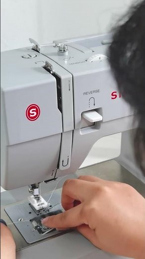 Quick 1 minute sewing machine set up on a Singer Heavy Duty ⏳ #sewing #sewingtiktok #tips #demonstra