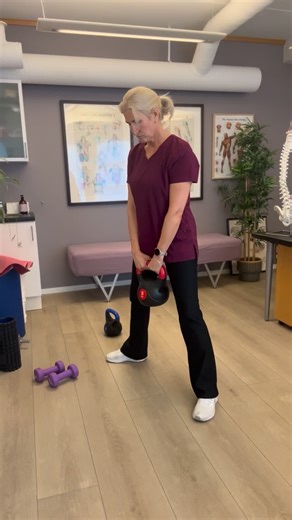 #styrkeuka Her får du🫵🏻tips til 4 nye styrkeøvelser😁💪🏻💪🏻💪🏻💪🏻 Denne gang med vekt. Du kan bruke en kettelbell, manualer, en tung gryte eller f.eks. 2 flasker med vann. Øvelser😁 1.sumoknebøy 2.markløft 3.overhodeløft 4.bicepscurl Dosering😁 4-12 repetisjoner 2-4 serier ✅HUSK! 💪🏻Styrketrening er like effektivt for alle, uansett alder👵🏻🧓🏻 💪🏻Styrke handler om mer enn det fysiske. Forskning viser at når du trener styrke blir du sterkere både fysisk og mentalt. 💪🏻Hverdagen blir en