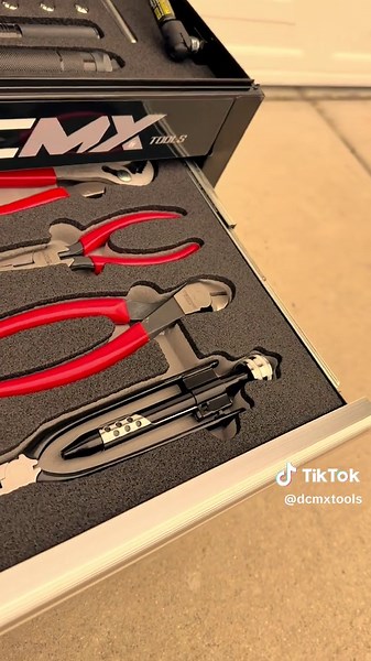 Sometimes less is more… The Black DCMX Factory 2.0 Moto Box is a looker! #dcmxtools #motocross #dirtbike #fyp #foryoupage #foryou #motorcycle #MotoBox