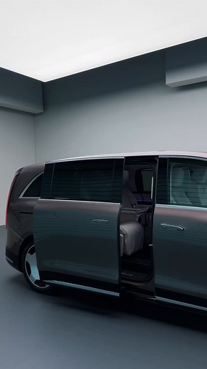 Mercedes VLE split-screen: video calls and cloud gaming in-car