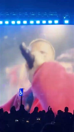 Justin Bieber plays Beauty and a Beat at Coachella 👀