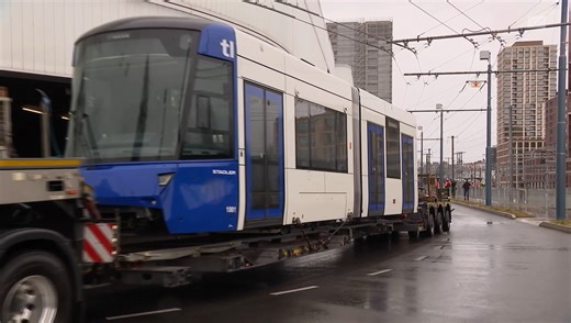 La première rame du tramway lausannois a été livrée. Elle est arrivée d'Espagne par un convoi spécial de camions: la première rame du nouveau tramway lausannois a été livrée mardi par l'entreprise suisse Stadler Rail La rame est livrée en plusieurs pièces au dépôt des Transports Lausannois (TL) de Perrelet. Elle sera ensuite assemblée et visible début mars. Les tests pourront alors débuter sur les premiers tronçons achevés de la ligne, qui doit relier la gare de Renens au quartier du Flon à Laus