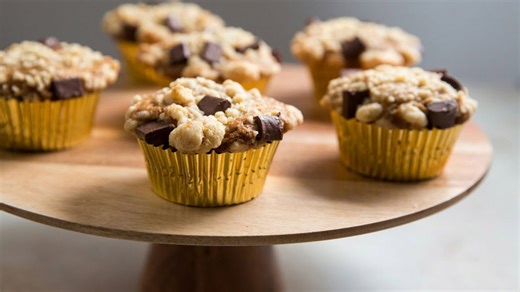 Banana chocolate chip muffins with a sweet, crunchy crumb topping