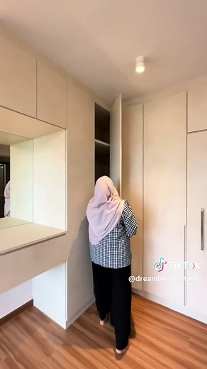 Not gonna lie, we’re SHOOK at this transformation. This wardrobe, straight up SLAY!! 💅 #homesg #homereno #interdesign #dreamdesigndeliver #staydreamybeamers