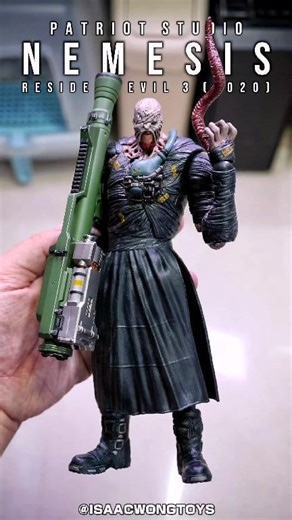 [ Patriot Studio ] 1/12 Nemesis T-Type 狙跡者 (Biohazard RE3 / Resident Evil 3) “September 28th, daylight. The monsters have overtaken the city. Somehow, I'm still alive… ” --------------------------------------- 近年可說是 1/12 生化危機的開花期，不同廠方也在嘗試著推出系列的不同角色，當中商品最多莫過於 Patriot Studio，由主角群到不同的 BOW (Bio Organic Weapons / 生物兵器) 也有涉獵，而且質素也是相當不錯的。但要說到 Boss 級別的角色已經要數到早年推出的 RE8「吸血夫人」Lady Dimitrescu，而且是半可動的商品，不過當時已經足夠令我們這班 Bio 迷為之驚喜！ 到了 2025年 9月，我們終於能擁有一款 1/12 全可動的 Boss 級 BOW！今天要與大家分享的就是由 Patriot Studio 推出，當年為不少 B