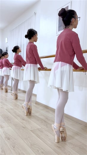 🩰 Les pointes ne sont pas qu’une paire de chaussons. Elles sont le fruit du travail, de la patience et d’une préparation rigoureuse. Sur pointes, les jeunes danseuses apprennent : ✨ le contrôle du corps ✨ la force et la stabilité ✨ la précision et la discipline Chaque mouvement est un pas vers la maîtrise et la confiance en soi. Chez Classica, nous accompagnons chaque étape du parcours ballet avec exigence et bienveillance 💖 | Ecole Des Arts Classica