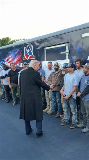 President @realDonaldTrump gave each worker at the Reflecting Pool a presidential challenge coin and a handshake “I already shook it, but I’ll shake it again Mr. President!” 🤣❤️