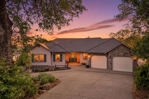 18387 North Shore Dr // Lakefront Home for Sale