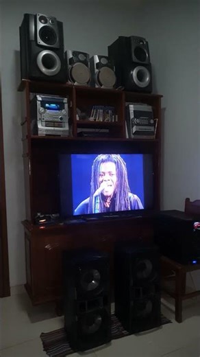 Mini system Aiwa tocando Tracy Chapman ( Baby Can I Hold You )