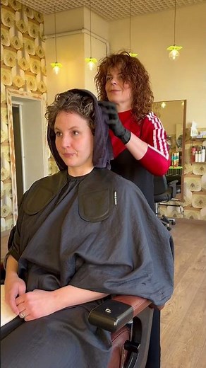 Vorher–Nachher Transformation: curly.do zeigt natürliche Lockenbewegung & eine strahlende Kundin. 🌀