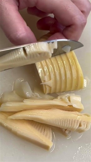 たけのこを切る【味噌汁】