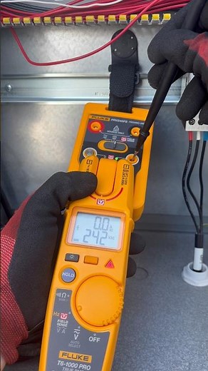 Demonstrating how the Fluke PRV240FS Proving Unit works