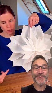 Transforme saquinhos de papel de pipoca em uma peça decorativa incrível e super barata 🎉🖌️! O vídeo mostra um passo a passo simples e rápido usando apenas cola de bastão, e o resultado final é encantador 😍✨. Uma ideia prática para deixar qualquer ambiente mais charmoso, divertido e cheio de criatividade 💡🎀. Perfeito para projetos DIY, festas ou até para dar um toque especial na decoração da sua casa 🏠🌟. Compartilhe com as amigas — elas vão adorar reproduzir essa ideia 😲😉. . . . Crédito: