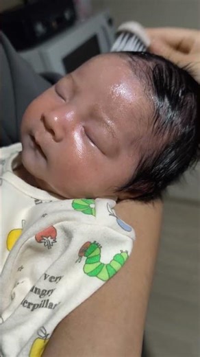 【生後23日目】入浴後に保湿して、髪をブラシでとかす赤ちゃん #新生児 #赤ちゃん #赤ちゃんのいる生活
