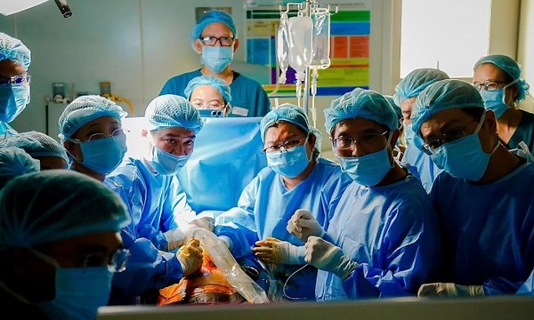 Singaporean woman gives birth to healthy baby after groundbreaking fetal heart surgery in Vietnam - VnExpress International