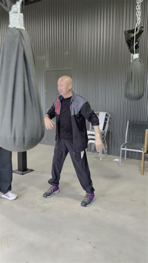 Four-Direction Hanging Sandbag Training for Real Combat Kung Fu Power四面八方打吊筐功法实战演示传统镖师训练技巧揭秘