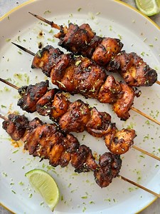 Honey Chipotle Chicken Skewers - made in the air fryer in under 20 minutes! #chipotle #chickenskewers #chickenrecipes #easyrecipes #recipes #chickendinner #reels | The Culinary Countess