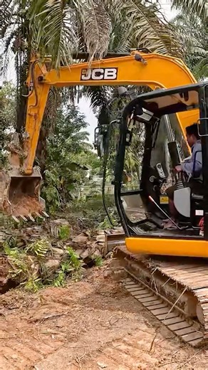 Simple maintenance means more time on the job. The JCB 81NXT’s mechanical engine keeps things easy, efficient, and worry‑free. | JCB