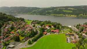 Luftaufnahme vom Grosser Alpsee in Deutschland, Bayern im Sommer. Der Grosse Alpsee in Allgauer Alpen im Landkreis Oberallgau in Bayern Luftbildansicht. Aerial view of big alpine lake in Germany.