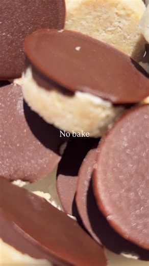 It’s giving bounty! It’s the real deal 🥥🍫 My wordy these are good! 🤍🤍🤍 What you need: 2 cup desiccated coconut 1/4 cup coconut flour 1/4 cup maple 1/4 cup coconut oil 2 tbsp vanilla protein 1/2 cup coconut cream Dark chocolate, melted How to: 1. In a mixing bowl, combine all ingredients except for dark chocolate. 2. Press into a mini silicone mould. 3. Pour over melted dark chocolate and set in freezer for 1 hour. 4. Enjoy. #healthyrecipes #snackideas #snacks #easyrecipes #bounty | RAWbecca