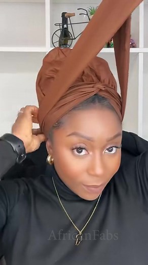 Discover our bold, satin-lined Easy Headwraps!  They combine the hair protection of satin with the style of African wax prints — and are super easy to tie, like a bonnet with straps. Perfect for busy days, hair treatments, or making a bold statement. Customer favorites sell fast — grab yours before it’s gone!  Shop via our webshop  Worldwide delivery | AfricanFabs | Facebook