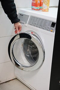 Baking soda: jouw alleskunner in huis Van frisse koelkasten tot schone matrassen en geurvrije schoenen – met één product los je het allemaal op. #bakingsodahack #schoonmaaktips #huishoudhacks #frisinhuis #natuurlijkeschoonmaak | Am Schoonmaakservice