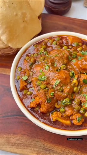 The Bowl Of India on Instagram: "Aloo Gobi Matar Ki Sabzi😍 Save it to try later❤️ Ingredients :- Mustard Oil - 2tbsp Gobi & Aloo Onion, Ginger, Garlic & Spices Whole Spices Sliced Onion & Chilli Chopped Tomatoes Salt as per taste Turmeric Powder Coriander Powder Kashmiri Chilli Water as required Boiled Matar - 1 Cup Coriander Leaves #foodiesfood_court #aloo #aloogobi #easyrecipes #aloogobirecipe #aloogobimasala #gobi #vegrecipes #cauliflowerrecipes #trending #viralvideos #explorepage #aloosabzi