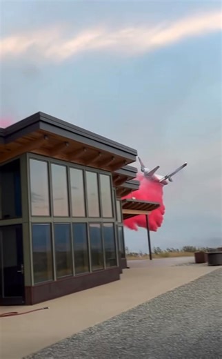 Jumbo jet does a low pass over the Stud Horse Mt. Fire in Winthrop, Washington. | Source ONE News