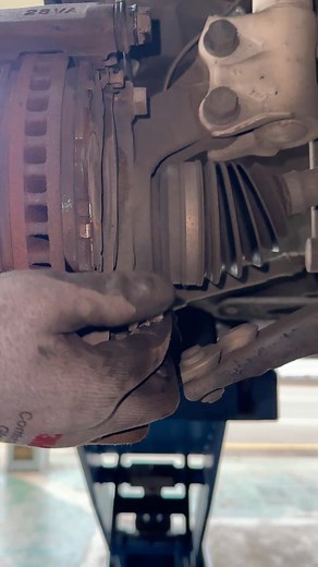 299K views · 825 reactions | 別再用什麼高溫黃油了... 我知道一桶很划算略 但會結塊跟咬橡膠的梁 | JBT Brake System | Facebook