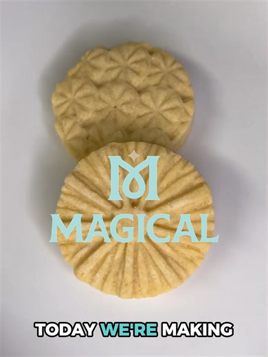 Bright, buttery, and dipped in dreamy white chocolate 💛 These Lemon Drop Cookies are pure sunshine on a plate ☀️ Soft lemon zest shortbread, kissed with tangy citrus and coated in silky chocolate… your taste buds are in for a treat! 🍋🤍 Quick How-To: Whip up a zesty shortbread ➝ bake until golden ➝ dip in luscious white chocolate with a hint of lemon ➝ chill, set, and enjoy bite-sized bliss 😍 👉 Link in bio. #LemonDropCookies #ZestyTreats #WhiteChocolateLove #BakingMagic #CitrusObsessed #Swee