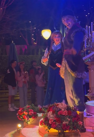 How cute are the princesses and princes in the Celebrate Love Cavalcade?! 💘🥹 I was so excited to see Anna & Krisoff (who I’ve never seen), and Mulan & Shang were perfect! But I love them all. 🫶🏻 #disneyland #sweetheartsnite #sweetheartsnitedisneyland #disneylandpark #celebratelove