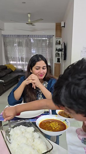 জায়ান মাম্মাকে খাবার সার্ভ করছে