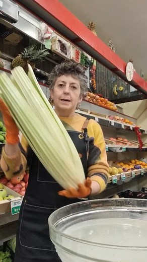 Comienza la temporada de #Cardo El cardo nos encanta! 😍😍 Si no sabes o no quieres pelarlo, yo lo hago por ti. Cardo pelado y bien pelado y #AlVacio #ProductoLocal #VerduraDeNavarra #AlimentaciónSaludable #FruteriaVirginia | Alimentación Virginia